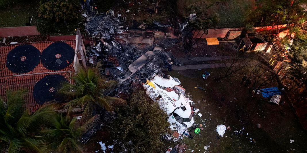 Avión con 62 personas se estrella en zona residencial en Brasil