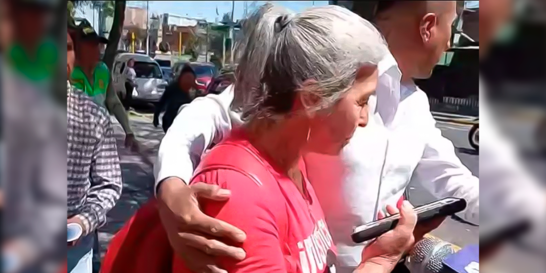 Arequipa: estudiantes expulsan a botellazos congresista por polémicas declaraciones