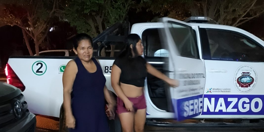 Auxilian a mujer herida tras ser golpeada por asaltantes armados