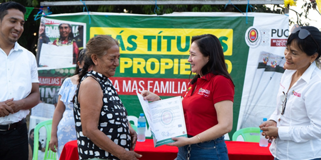 Alcaldesa entregó títulos de propiedad a vecinos que los venían gestionando por años